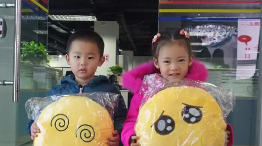 來訪的小朋友每人都可以領(lǐng)到一個可愛的QQ表情抱枕